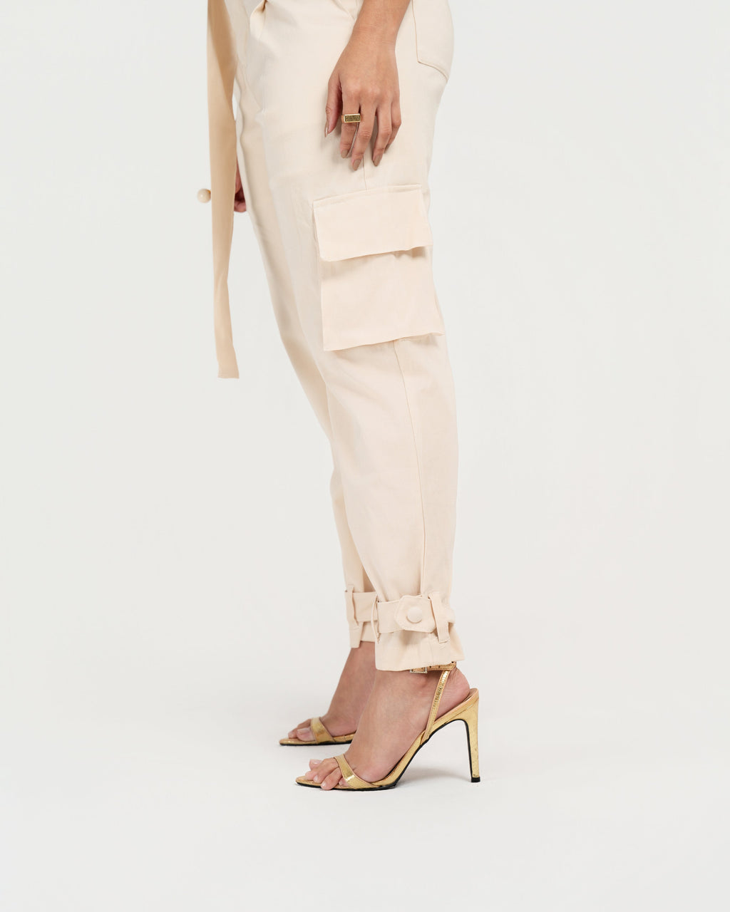 CALÇA SLOUCHY COM CINTO E BOLSOS CARGO