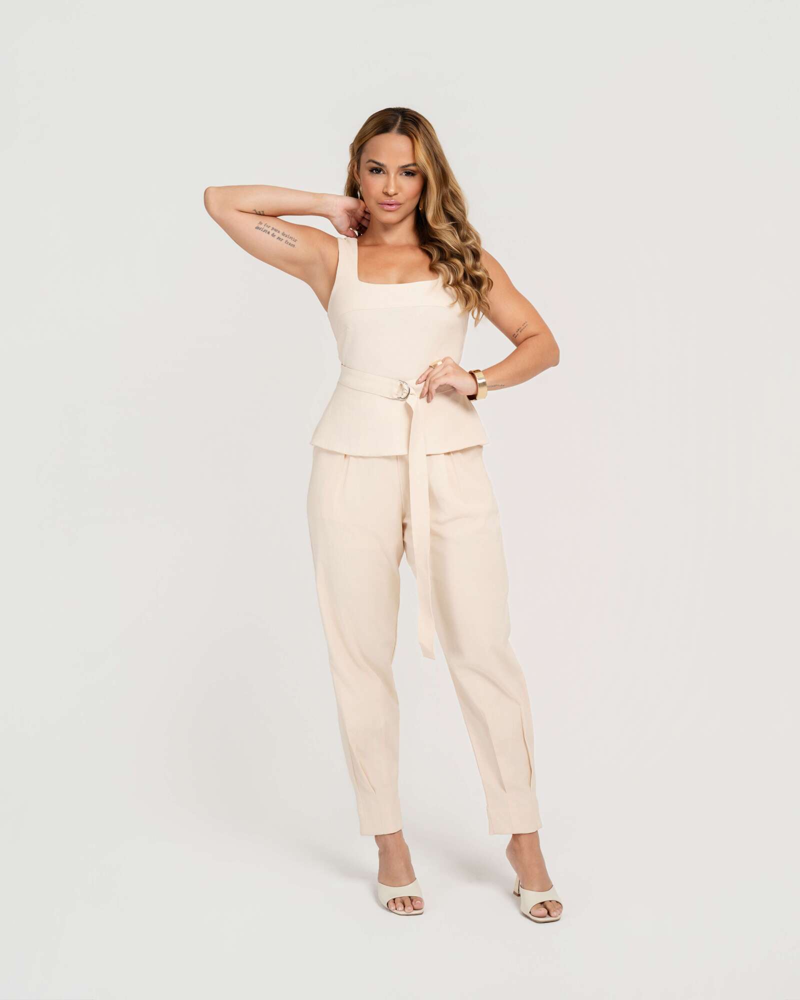 MACACÃO PEPLUM COM CINTO