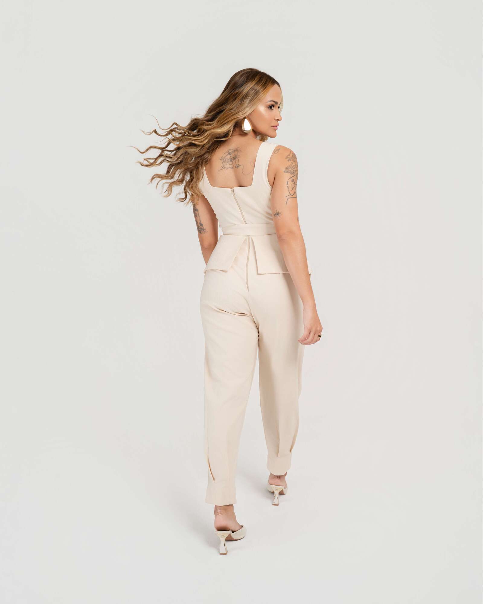 MACACÃO PEPLUM COM CINTO