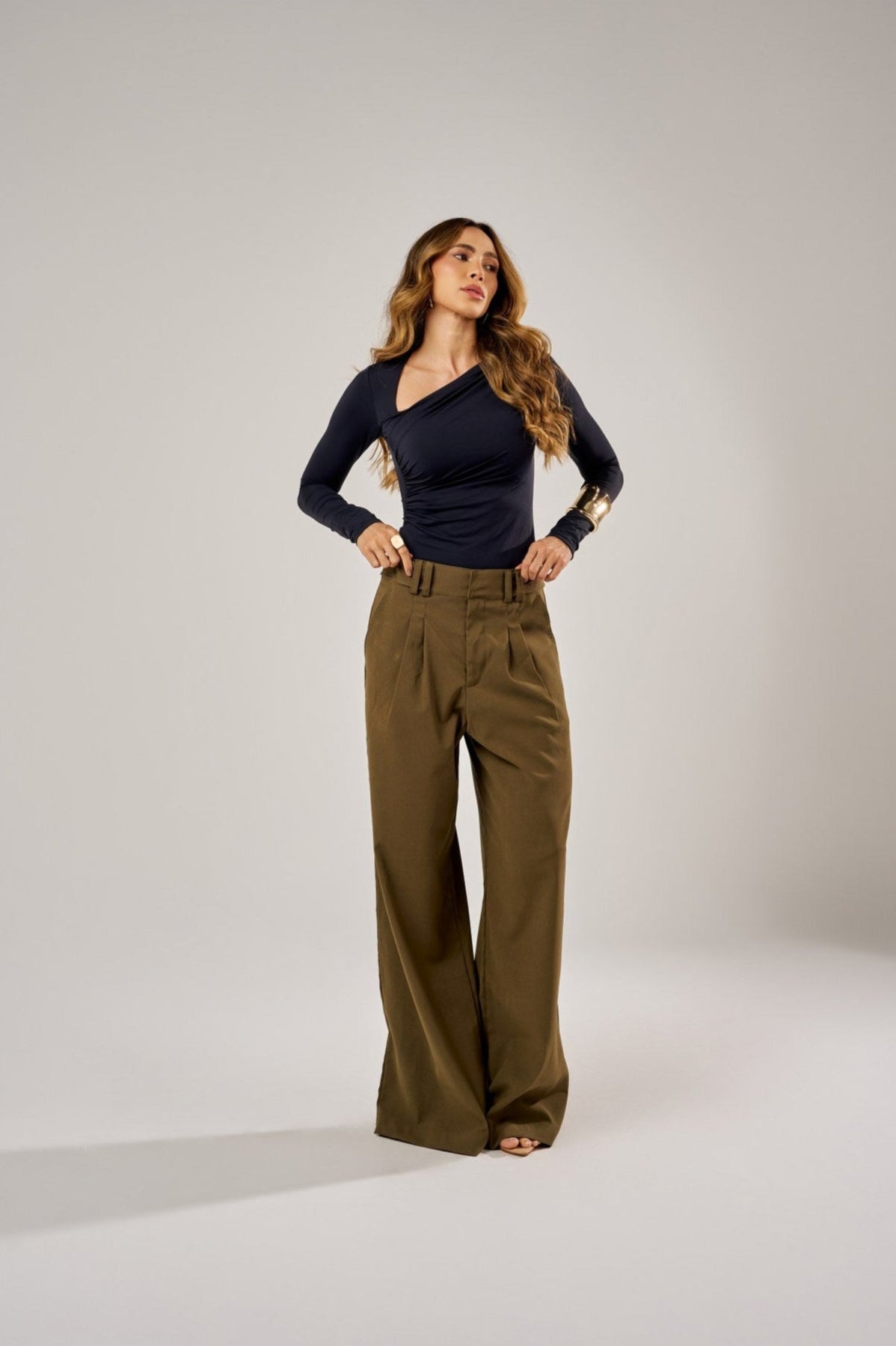 CALÇA PANTALONA COM PREGAS E BOTÕES