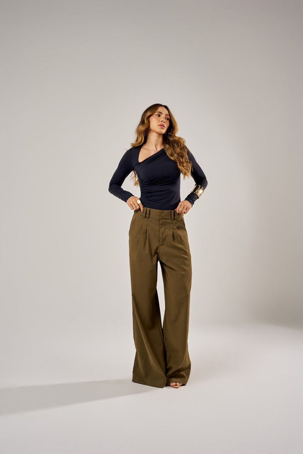 CALÇA PANTALONA COM PREGAS E BOTÕES