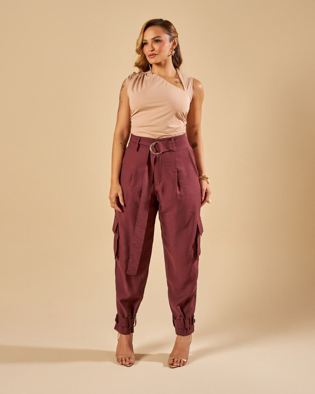 CALÇA SLOUCHY COM CINTO E BOLSOS CARGO