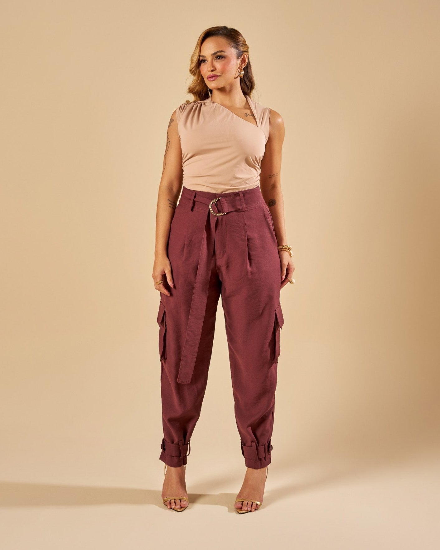 CALÇA SLOUCHY COM CINTO E BOLSOS CARGO