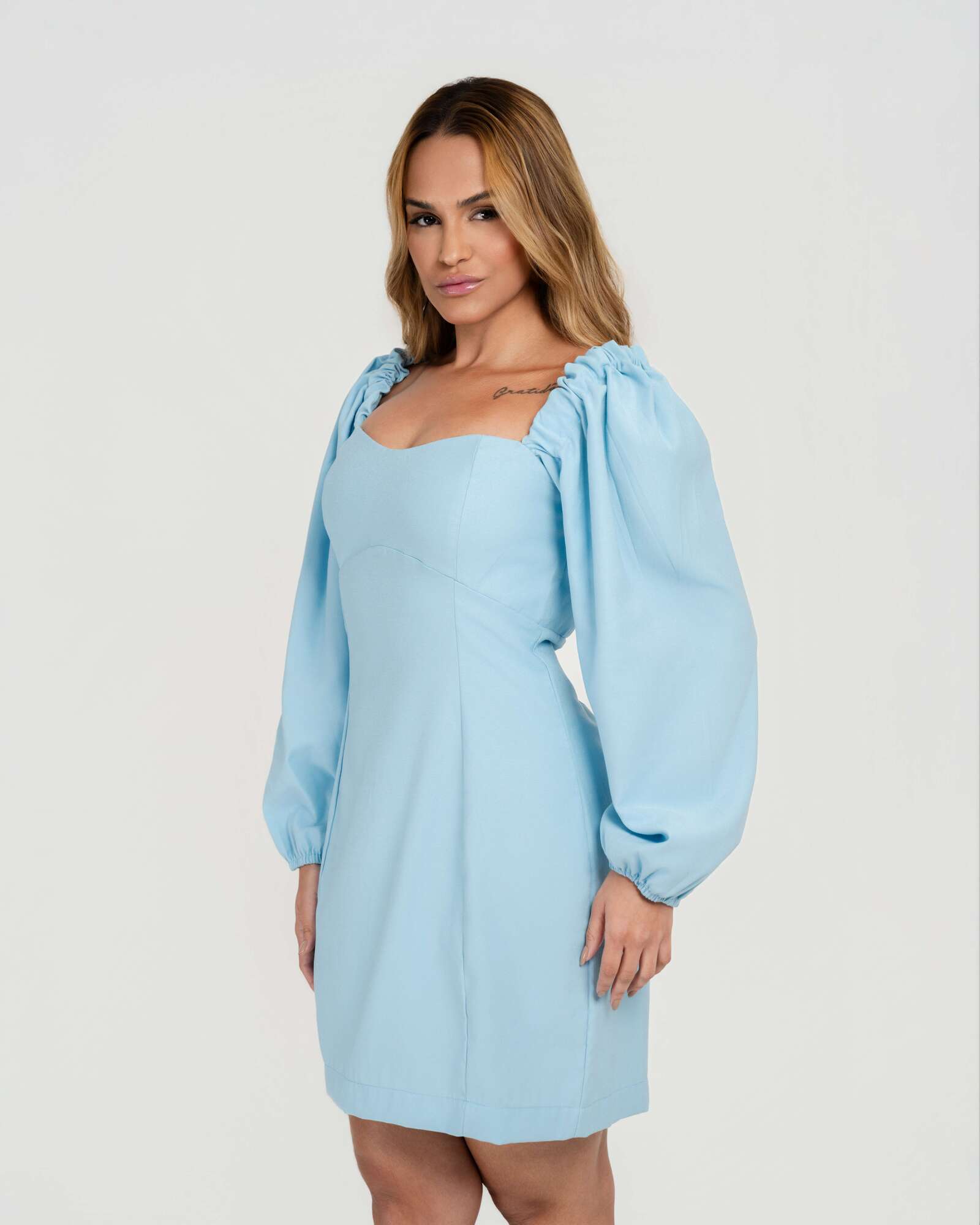 VESTIDO CURTO MANGAS BUFANTES CLÁSSICO