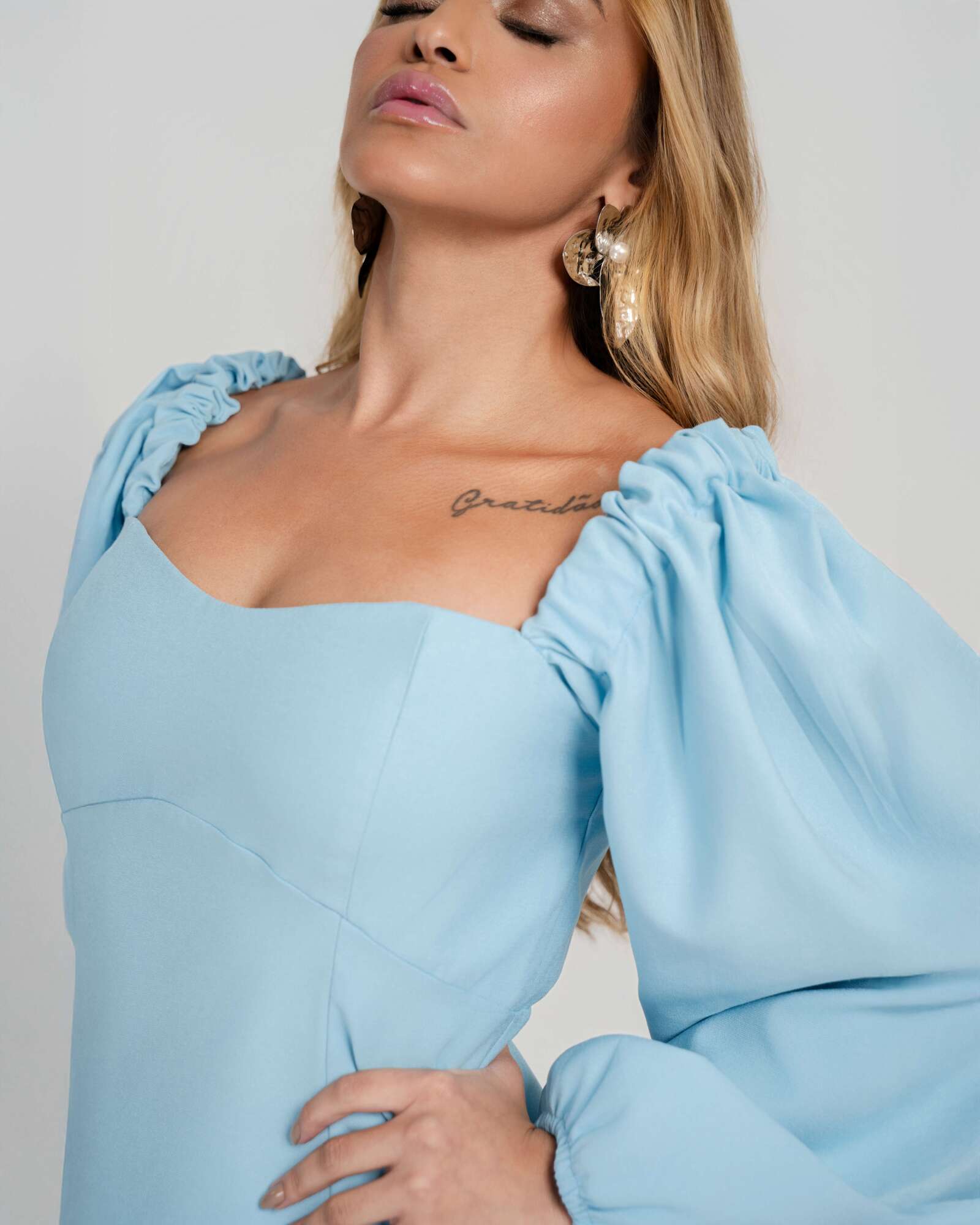 VESTIDO CURTO MANGAS BUFANTES CLÁSSICO