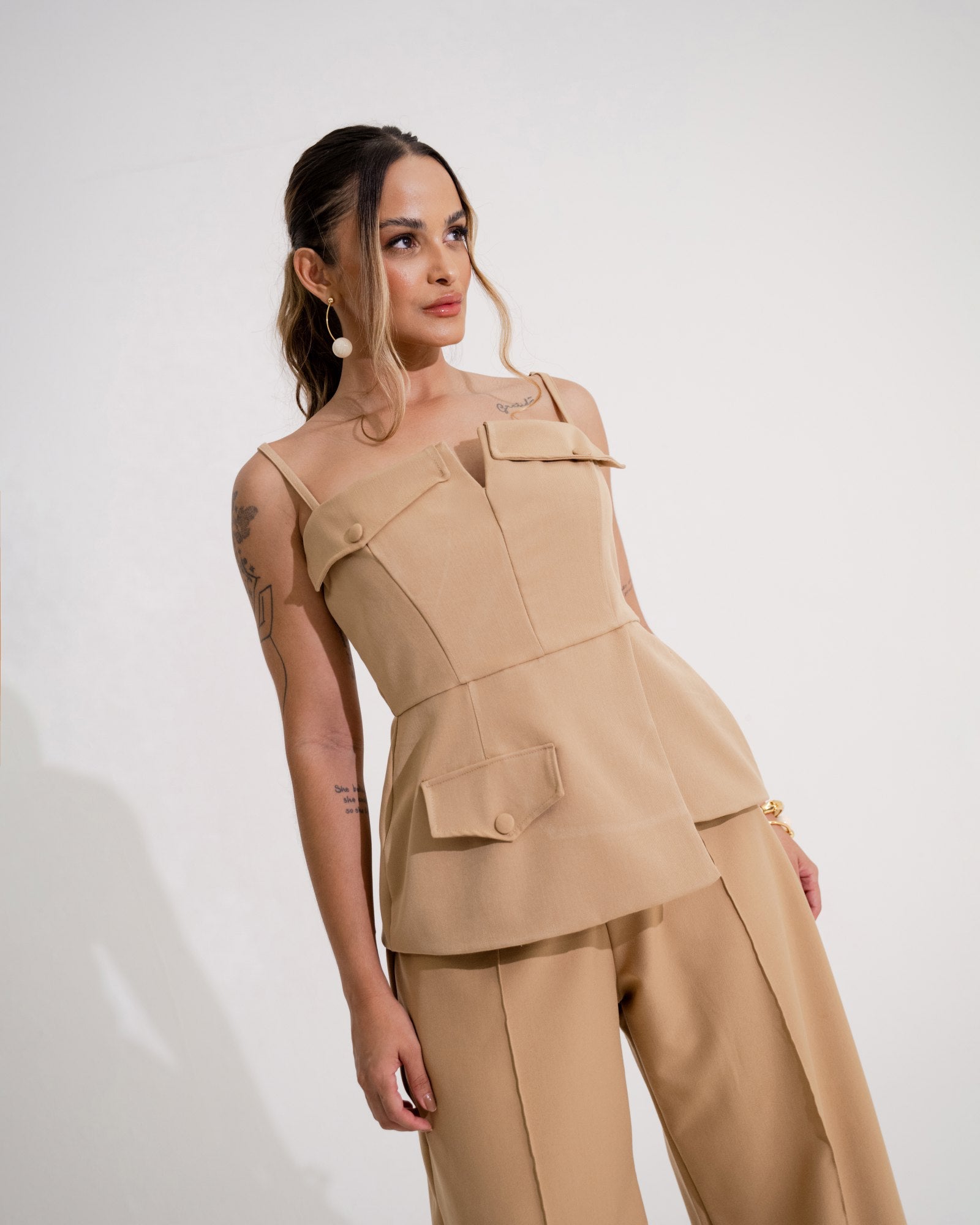 BLUSA PEPLUM ASSIMÉTRICO COM LAPELAS