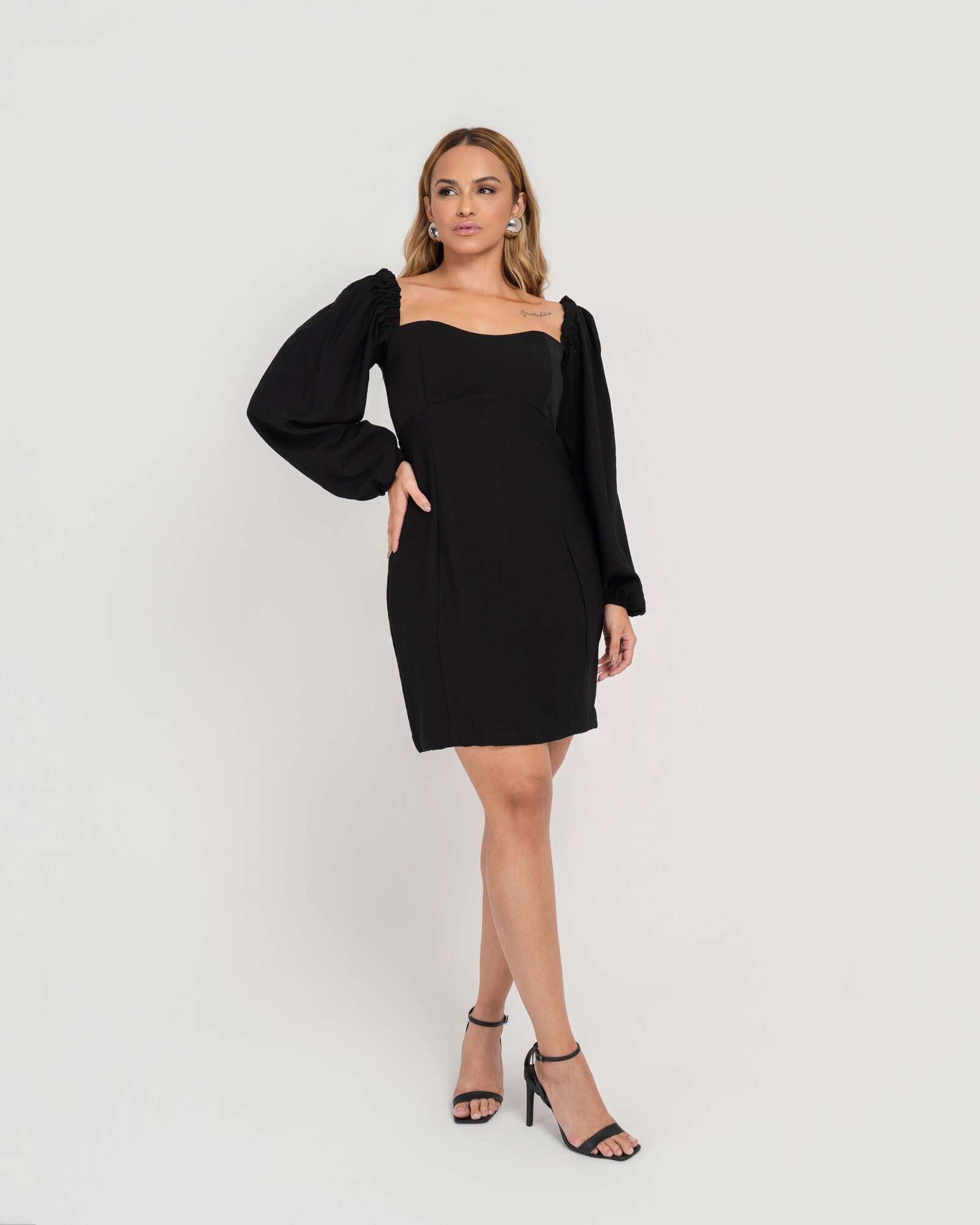 VESTIDO CURTO MANGAS BUFANTES CLÁSSICO