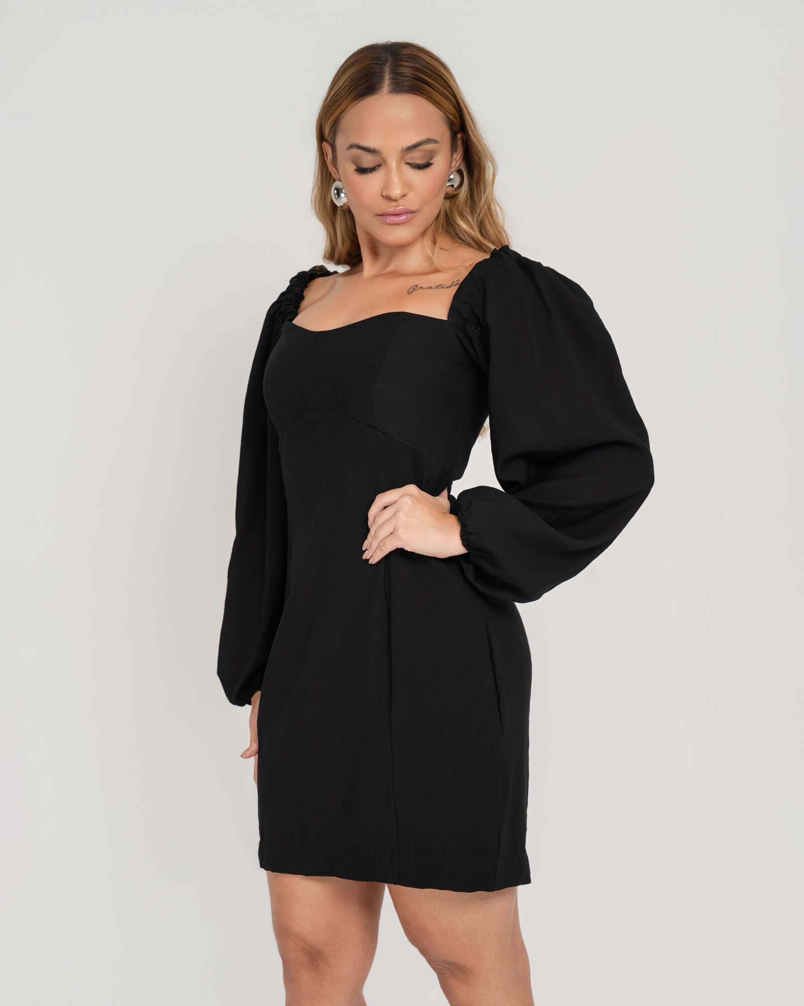VESTIDO CURTO MANGAS BUFANTES CLÁSSICO