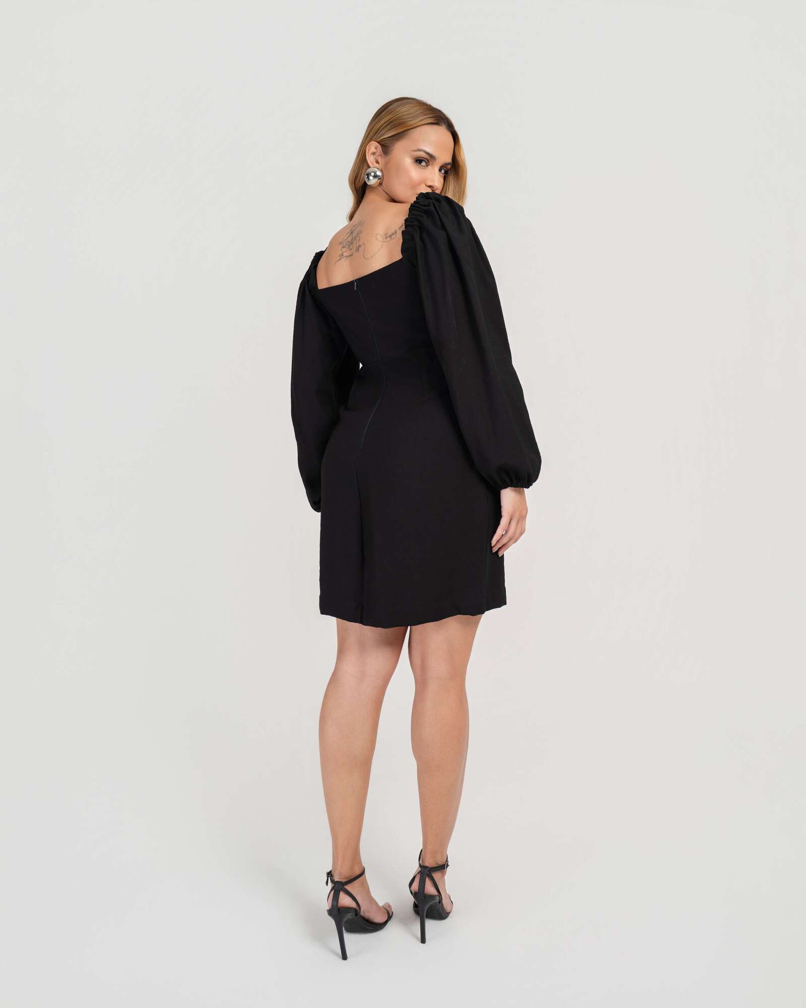 VESTIDO CURTO MANGAS BUFANTES CLÁSSICO