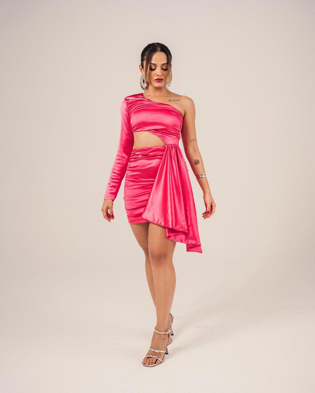 VESTIDO DRAPEADO COM ASSIMETRIA