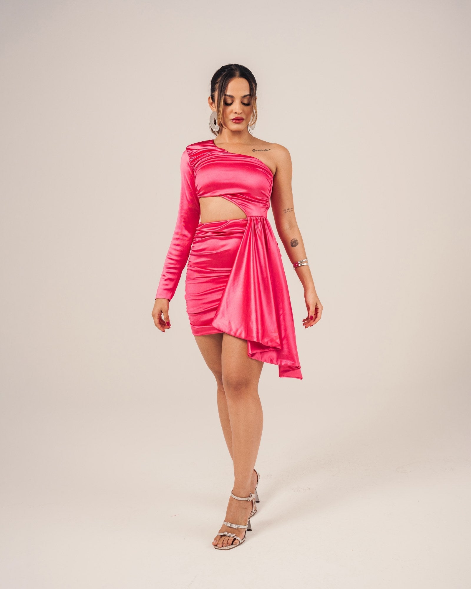 VESTIDO DRAPEADO COM ASSIMETRIA