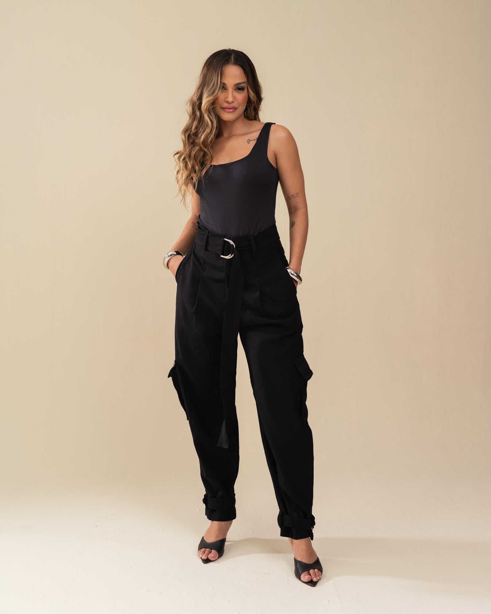 CALÇA SLOUCHY COM CINTO E BOLSOS CARGO