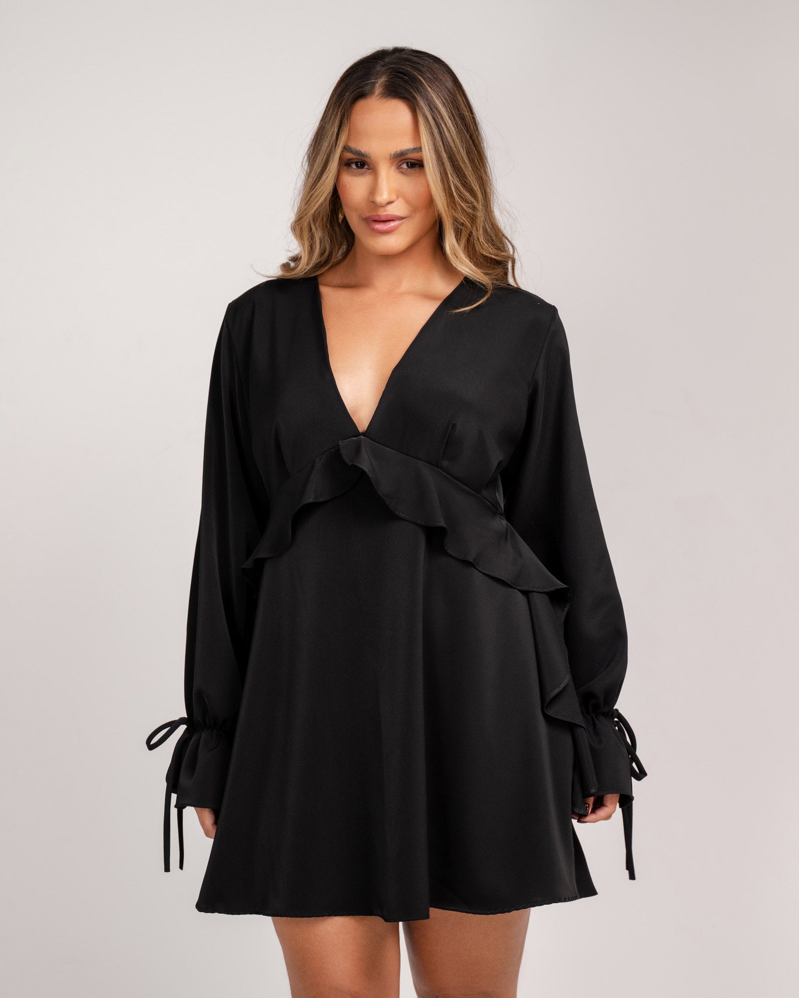 VESTIDO CURTO COM BABADOS