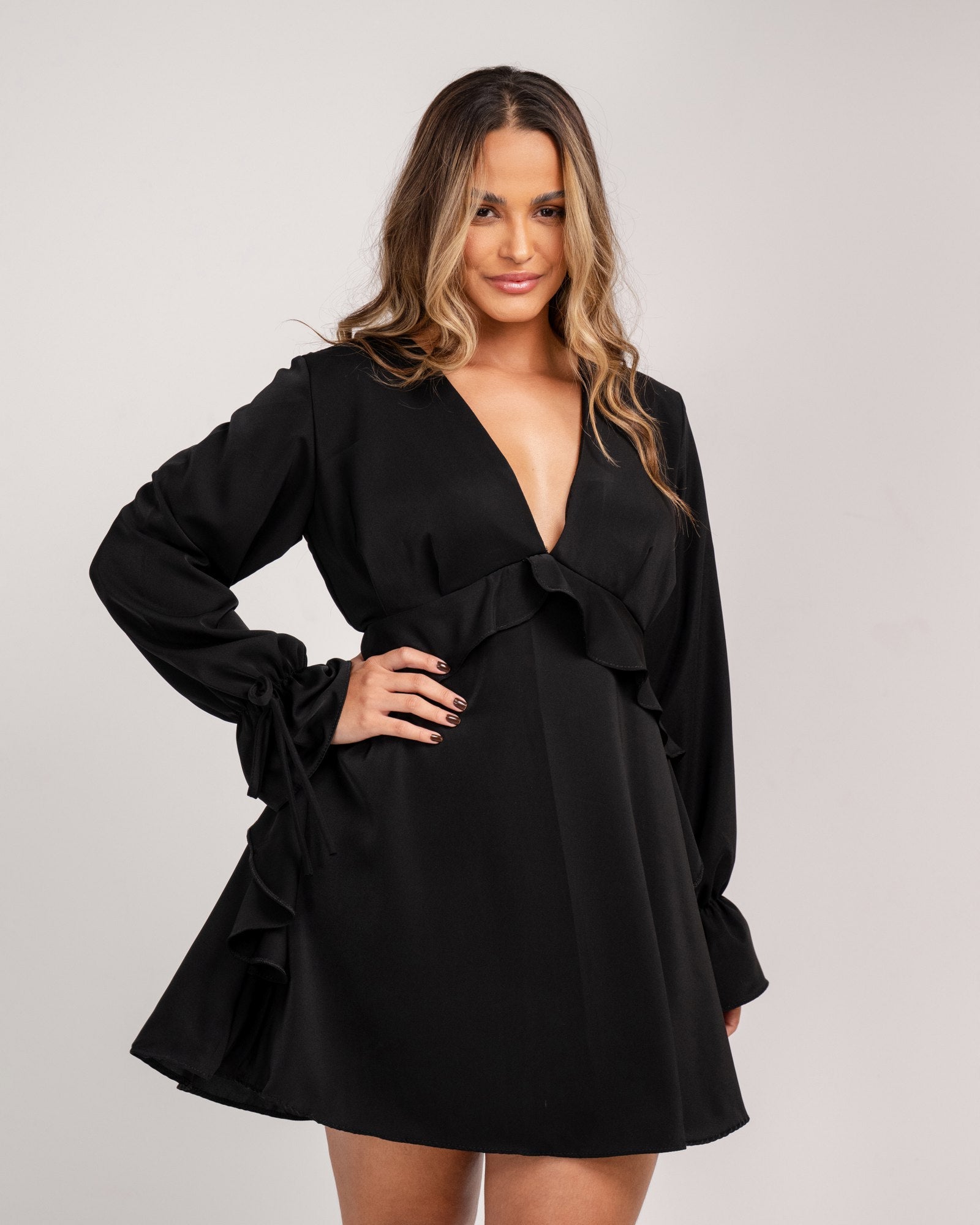 VESTIDO CURTO COM BABADOS