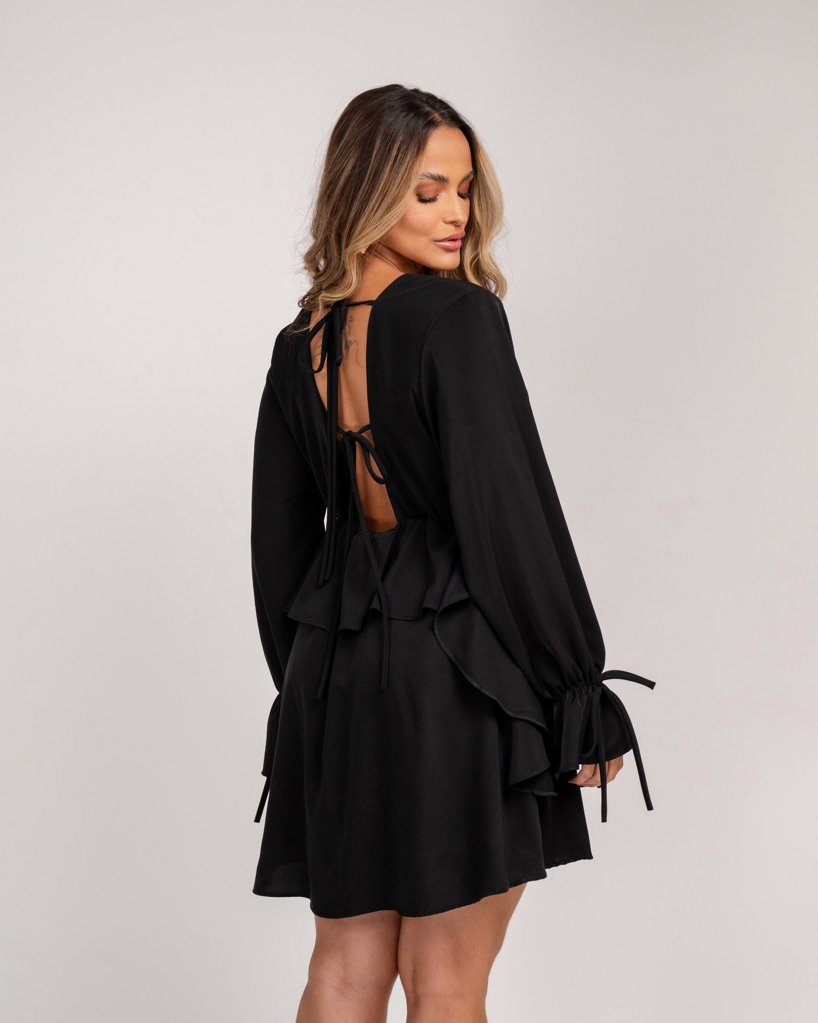 VESTIDO CURTO COM BABADOS