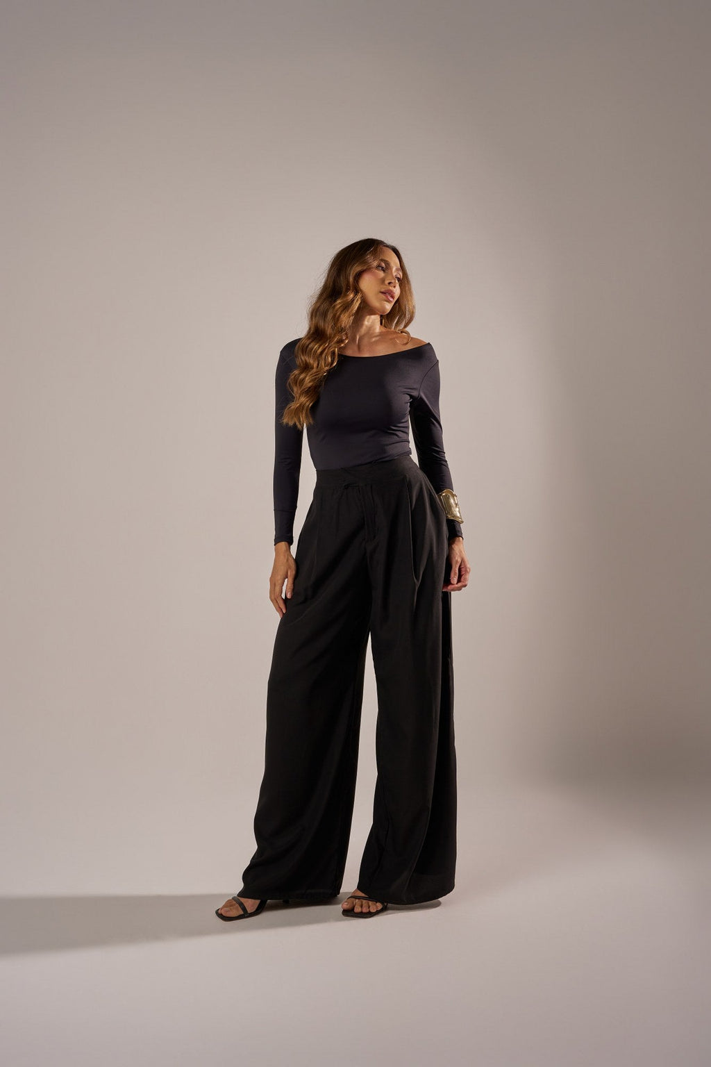 CALÇA PANTALONA ALFAIATARIA LEVE COM PREGAS